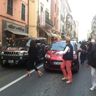 Scene da Far west in centro a Ventimiglia, lite per il traffico tra automobilisti francesi