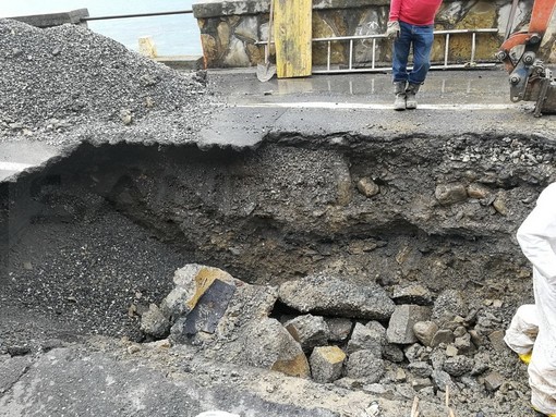 Sanremo: lavori in via Zefiro Massa provocano la rottura di una tubazione, senz'acqua centinaia di famiglie