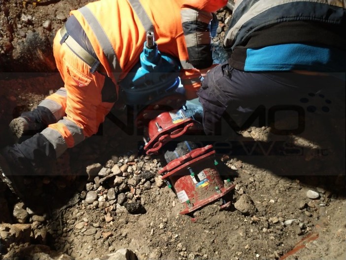 Imperia: perdita dall'acquedotto stanotte in via Straforello, intervento di Vvf e Rivieracqua