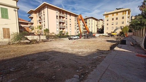 Bordighera, continuano i lavori per la costruzione del condominio “Savoy”: divieto di transito e di sosta in corso Italia