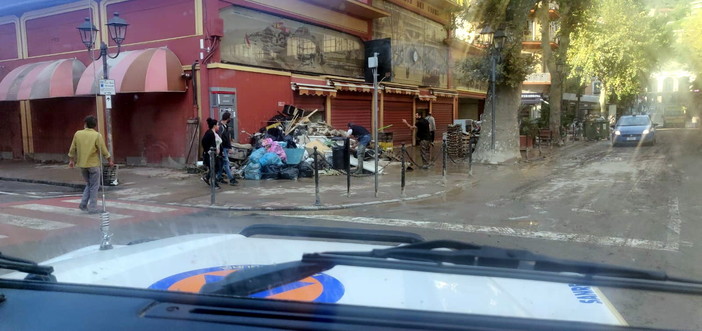 Ventimiglia: continua il lavoro anche per la Protezione Civile di Sanremo per rimuovere il fango (Foto e Video)