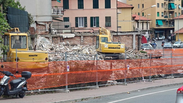 Sanremo: all'uscita dell'Aurelia Bis del Borgo stanno per sorgere nuovi parcheggi, saranno in vendita (Foto)