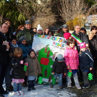 Gli alunni delle scuole di Triora impegnati nel progetto di educazione ambientale 'La scuola adotta un bosco'