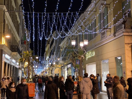 Dal Comitato Tecnico Scientifico l'indicazione a inasprire le restrizioni per Natale e Capodanno: ora le decisioni spettano al Governo