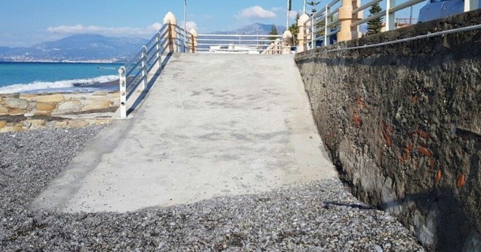 I lavori all'ingresso delle spiagge di Bordighera