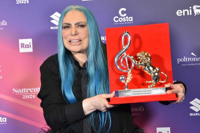 Sanremo 2024, Loredana Bertè vince il premio della critica Mia Martini: “Mimì, l’abbiamo portato a casa”