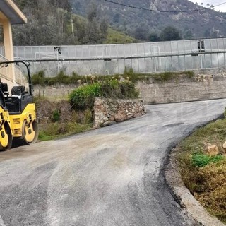 Ventimiglia: iniziati i lavori di asfaltatura della strada frazionale nella zona di Calvo (Foto)