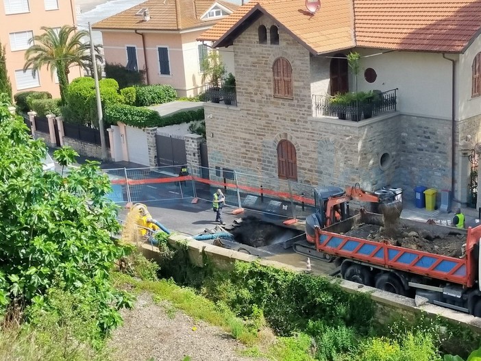 Diano Marina nuovamente senz'acqua fino a stasera: guasto in viale Torino e in arrivo l'autobotte (Foto)