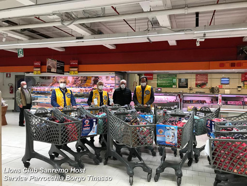 Il Lions Club Sanremo Host consegna 60 borse della spesa a famiglie bisognose della Parrocchia di Borgo Tinasso (Foto)