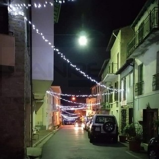 Bajardo: accese nel centro del paese dell'entroterra le luminarie installate per il fine anno (Foto)