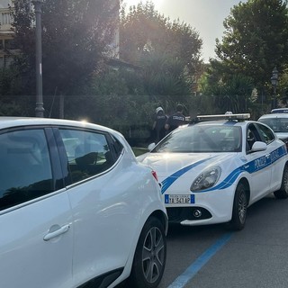 Ventimiglia: furiosa lite tra due extracomunitari sul lungomare, intervento della Polizia Municipale (Foto)