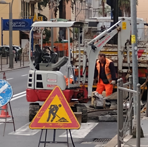 Sanremo: tombino 'traballante' in corso Cavallotti, iniziati questa mattina i lavori del Comune (Foto)