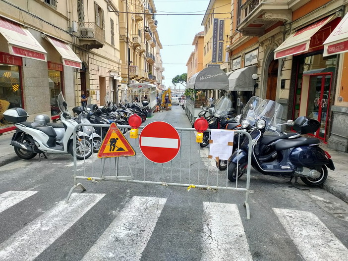 Sanremo: guasto a una tubazione e intervento urgente di Rivieracqua, chiusa parte bassa di via Gioberti (Foto)