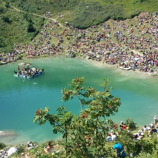 In 2500 a ballare con i Lou Dalfin al lago Terrasole, nel cuore delle montagne limonesi