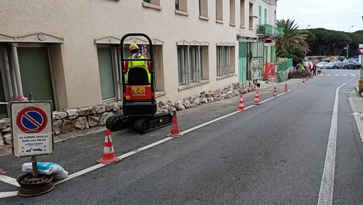 Bordighera, al via i lavori di demolizione di un immobile nella città alta: divieto di transito e di sosta (Foto)