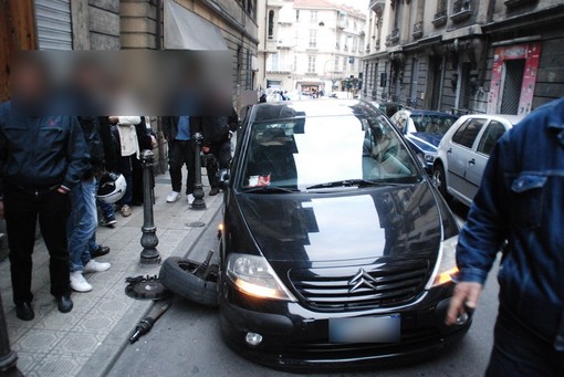 Sanremo: prende in pieno un tombino in via Zefiro Massa e rimane su tre ruote