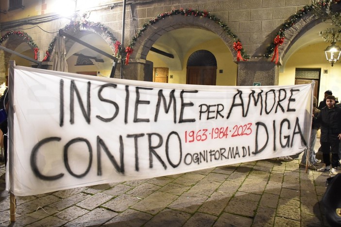 Badalucco: in 500 nonostante il freddo pungente 'Nel buio del silenzio' per il 'No' alla diga (Foto e Video)