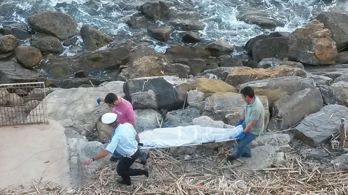 Ventimiglia: migrante morto trovato in mare da alcuni bagnanti, intervento della Guardia Costiera