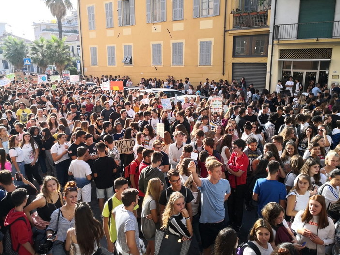 Imperia: gli studenti di Sanremo 'uniti' ai colleghi del capoluogo &quot;Fontanelle attive per non comprare bottiglie di plastica&quot;