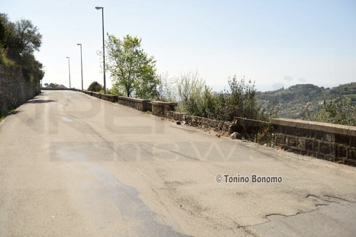 Sanremo: perde il controllo dell'auto e distrugge un muretto in via Ludovico Ariosto, è successo stanotte