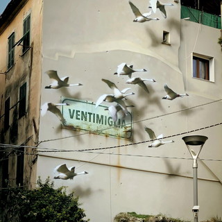 Ventimiglia: una suggestiva opera d’arte murale realizzata da Eron nel centro storico cittadino