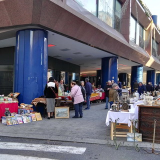 Sanremo: tanta gente, tra residenti e turisti al mercatino dell'antiquariato di Natale al Palafiori