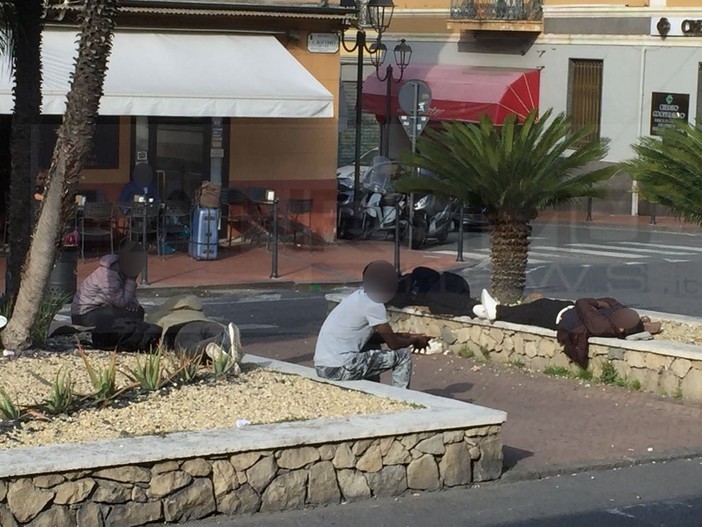 Ventimiglia: un'ottantina di migranti sulle aiuole di fronte alla stazione, sembra di tornare indietro di due anni