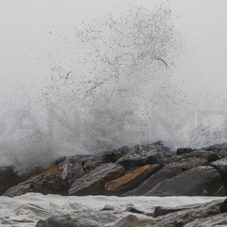 Sanremo: entrano in acqua nonostante la bandiera rossa di divieto, due 30enni finiscono sugli scogli ai 'Tre Ponti'