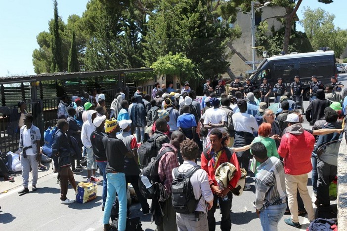 Ventimiglia: migranti sempre fermi di fronte al Forte dell'Annunziata, strada chiusa e situazione di stallo