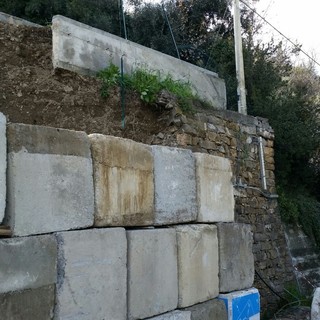 I blocchi di cemento in strada Suseneo Inferiore