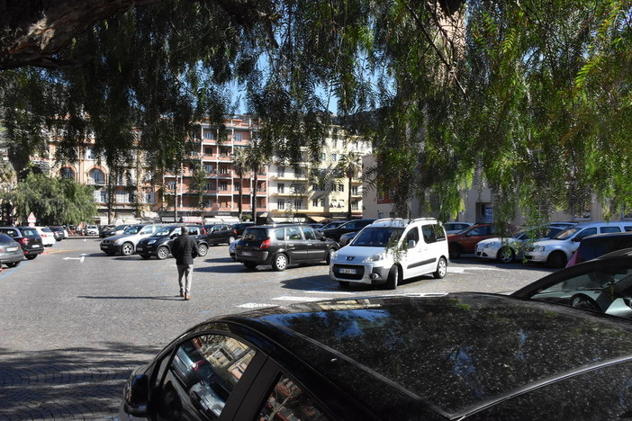 Ventimiglia: rifacimento marciapiede in via Roma, tre bar spostano i dehors in piazza della Libertà