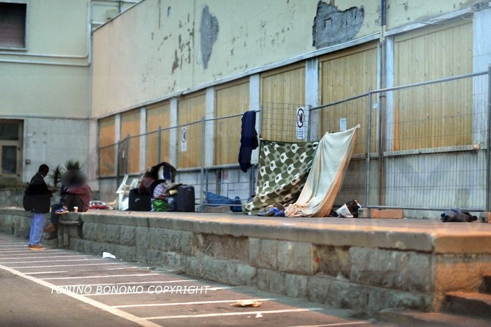 Ventimiglia: ieri chiuso il centro di accoglienza, ma stanotte la città era comunque 'invasa' dai migranti... è cambiato poco