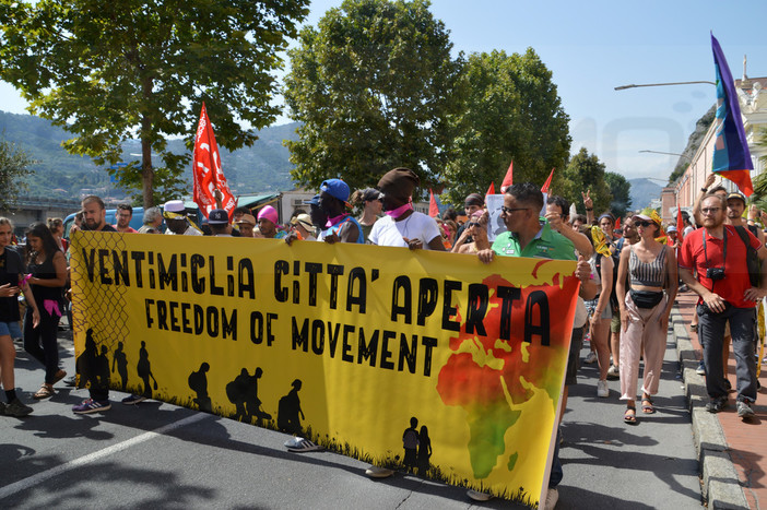 Ventimiglia: Manifestazione di 'Progetto 20k', circa 4.000 partecipanti e slogan contro la Francia, Salvini e Ioculano (Foto e Video)