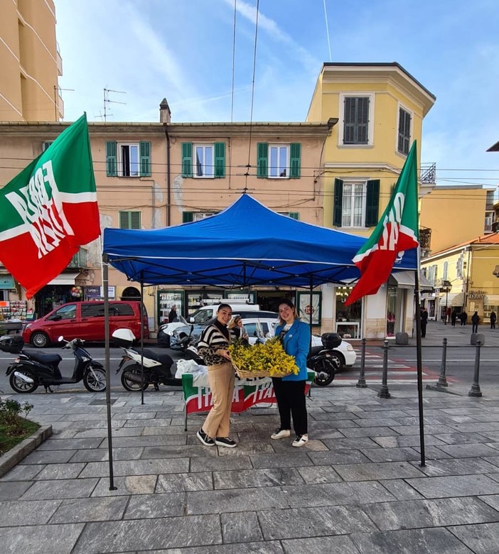 Ventimiglia: Forza Italia Giovani distribuisce 150 mazzetti di mimosa in città (foto)