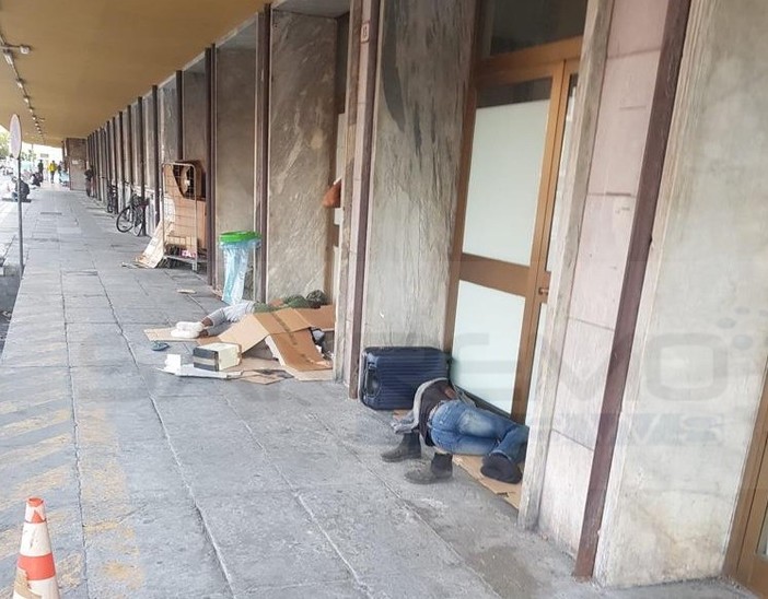 Ventimiglia: situazione in peggioramento per la presenza di migranti che dormono a terra vicino alla stazione (Foto)