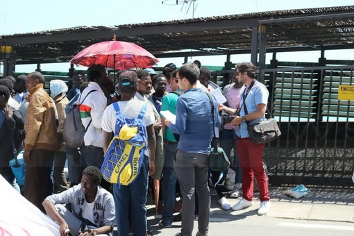 Ventimiglia: si sblocca la situazione dopo una lunga trattativa, i migranti accettano di andare alla Caritas (Foto e Video)