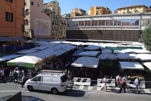 Sanremo: per il mercato in piazza Eroi gli ambulanti propongono l'utilizzo del parcheggio degli scooter