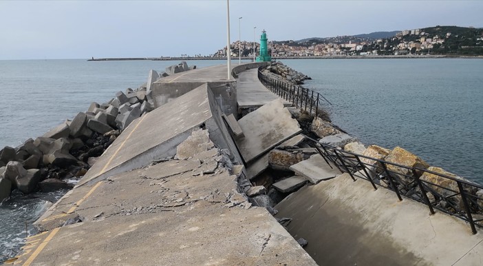 Imperia: il molo lungo di Oneglia spezzato a metà dalla mareggiata, tristemente logorato dall'acqua (Foto)