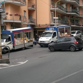 Sanremo: 'melonaro' multato e merce sequestrata dai Vigili ieri sera in via Zefiro Massa