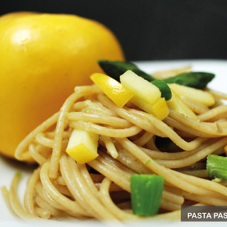 MercoledìVeg di Ortofruit: oggi prepariamo 'Pasta pasqualina con mela e asparagi'