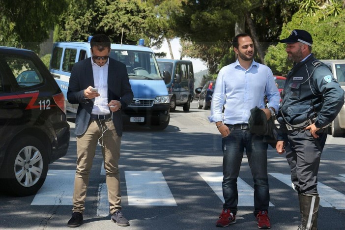 Ventimiglia: partiti da San Nicola i 150 migranti, il corteo diretto verso il confine italo-francese fermato al Forte dell'Annunziata (Foto e Video)