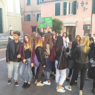 Imperia: manifestazione degli studenti contro la riforma della 'Buona scuola' proposta dal Governo Renzi (Foto e Video)