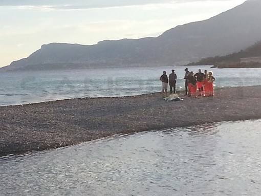 Ventimiglia: 44enne trovato morto alla foce del fiume Roya, decesso sopraggiunto per overdose