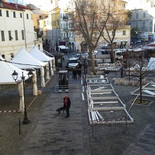 I lavori per l'installazione dei chioschi in piazza Muccioli