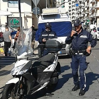 Il motorino ritrovato dagli agenti in piazza Eroi