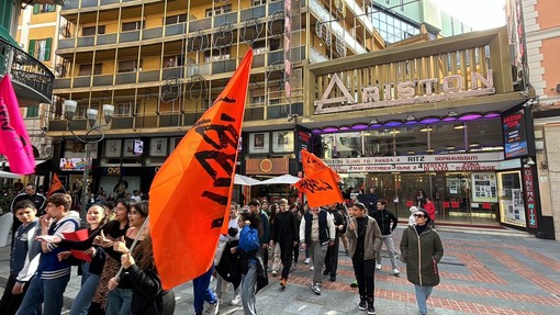 Le scuole di Sanremo e Ventimiglia scendono in piazza contro le mafie: “Per non dimenticare” (foto e video)