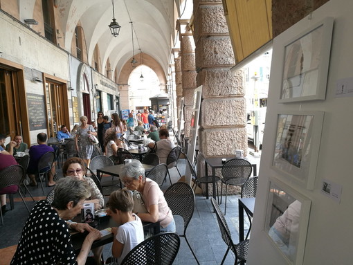 Sanremo: nuovo progetto fotografico al 'Cafè Renaissance' mostra personale di Attilio Carnevale