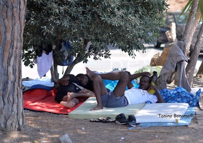 Ventimiglia: continua il presidio al confine di Ponte San Ludovico, migranti sempre sulla scogliera