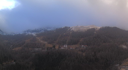 Maltempo sulla costa e intanto ecco la prima sottile coltre nevosa a Monesi e Pigna. In Piemonte c'è il sole