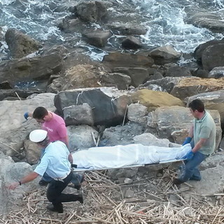 Ventimiglia: migrante morto trovato in mare da alcuni bagnanti, intervento della Guardia Costiera